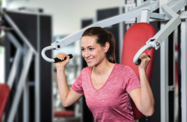 Eine Frau trainiert an einem Trainingsgerät im Rehazentrum MedAix