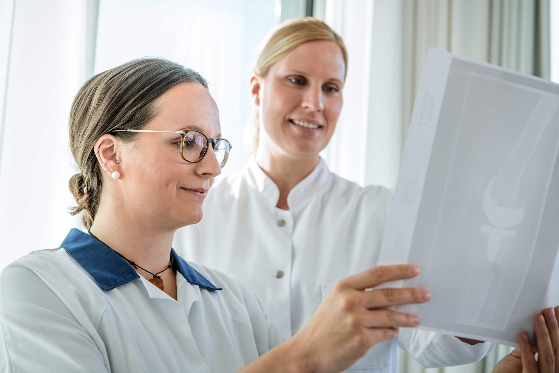 Behandlung Simmerath - Ärztin und Pflegekraft besprechen sich